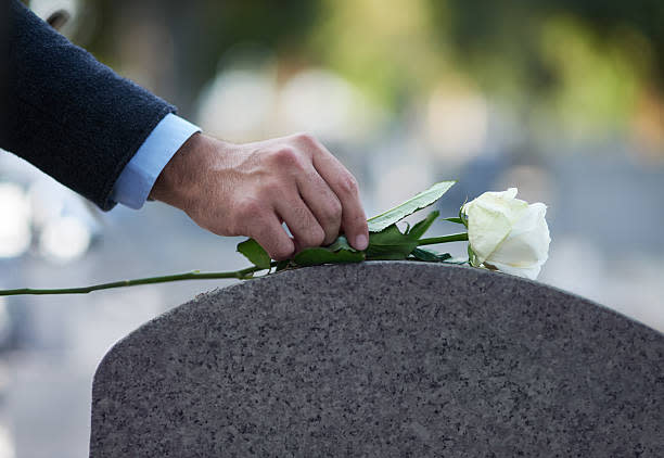 The Role of a Funeral Director in Planning a Burial Service 3 Funeral